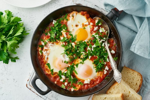 How to Make the Perfect Shakshuka with a Spicy Tomato Sauce?